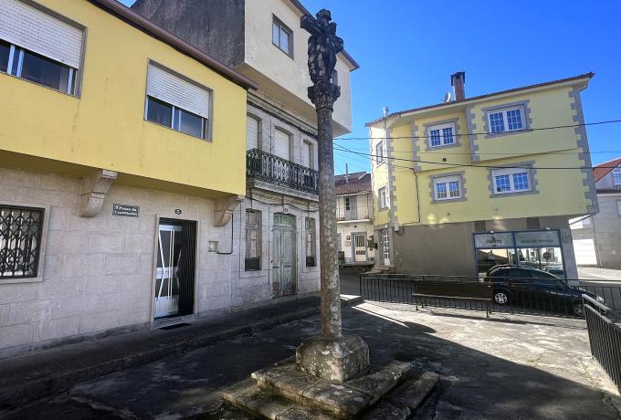 Santiago Peregrino and San Roque Wayside Cross 0