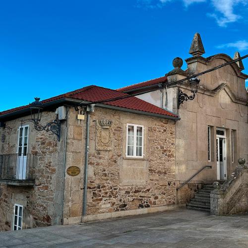Lal&iacute;n Town Hall Square 1