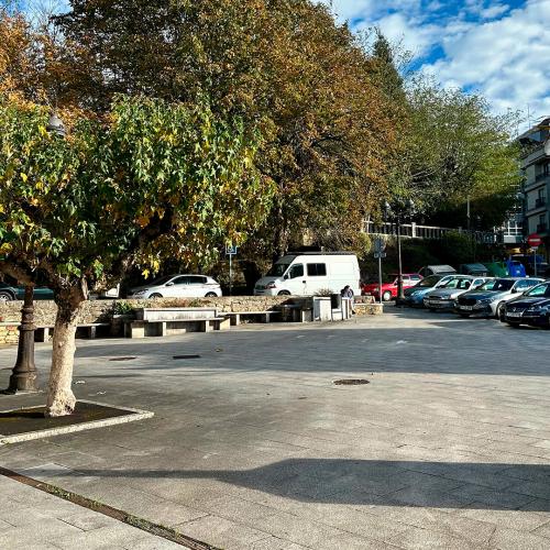 Lal&iacute;n Town Hall Square 2