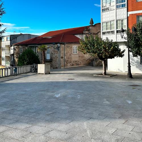 Lal&iacute;n Town Hall Square 3